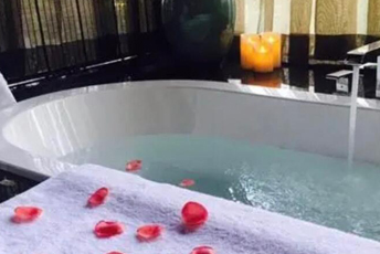 广州越秀区水疗池中的失重冥想：当身体学会漂浮